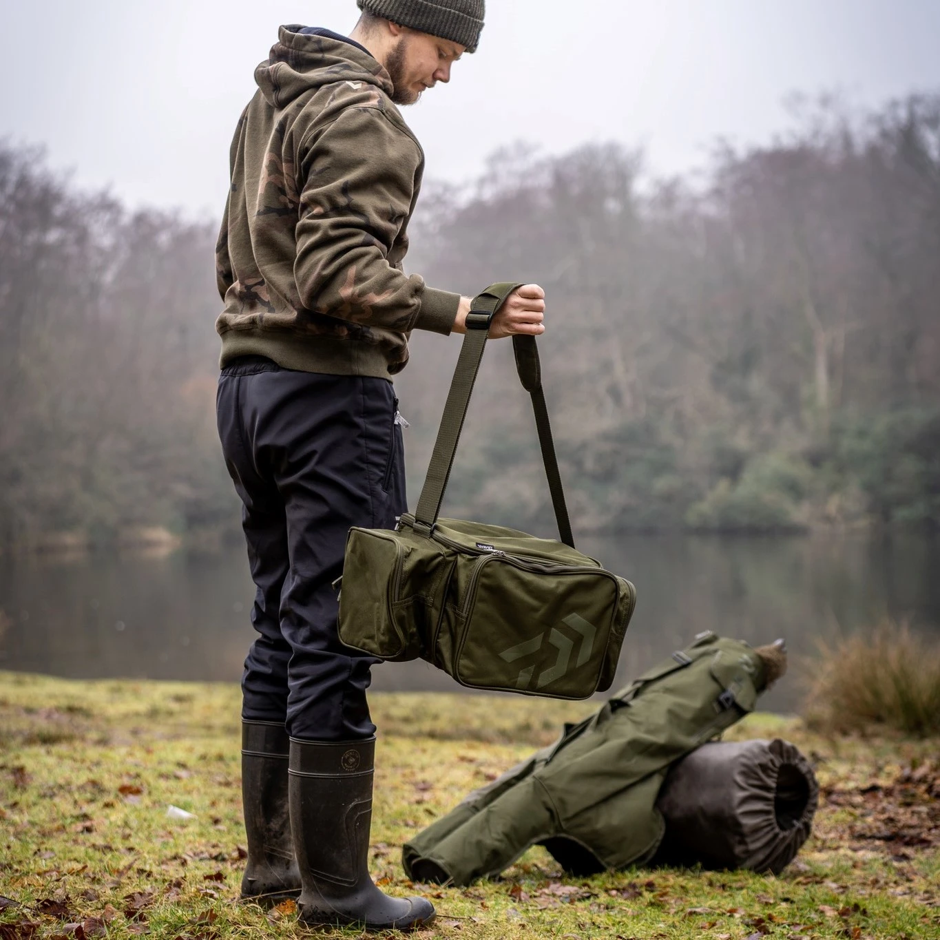 Daiwa Black Widow Compact Tackle Bag 10 Daiwa Black Widow Compact Tackle Bag - Image 10