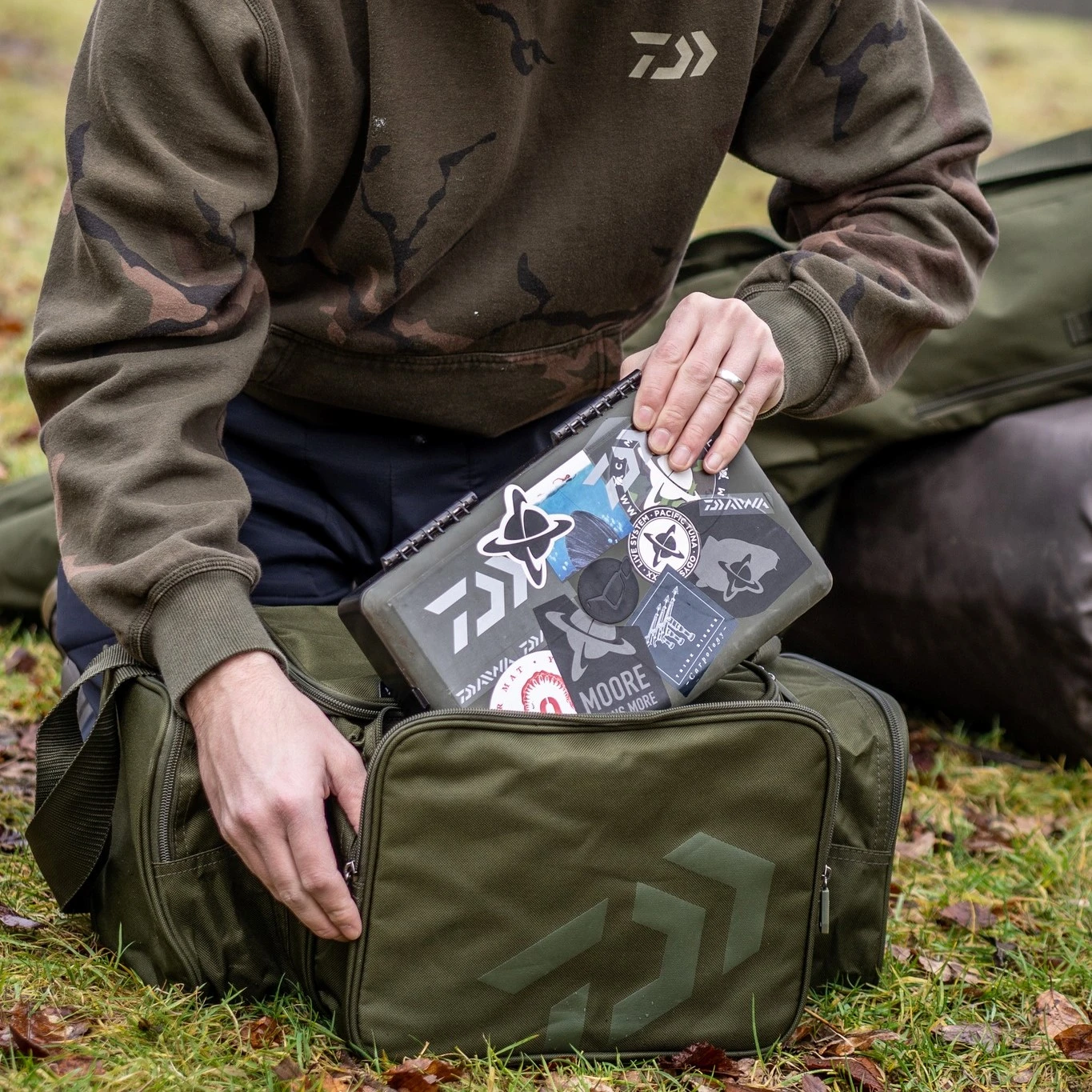 Daiwa Black Widow Compact Tackle Bag 4 Daiwa Black Widow Compact Tackle Bag - Image 4